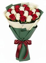 Букет Микс из красных и белых роз в Бердске