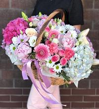 Композиция солнечный день в Бердске Цветочная композиция из Розы, Хризантемы, Пионы и Лизиантусы в корзине в Бердске