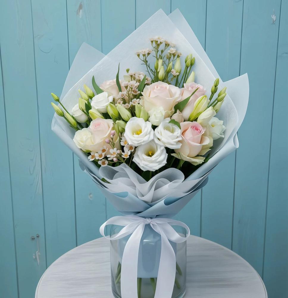 Букет цветов из: Розы и Лизиантусы в Бердске