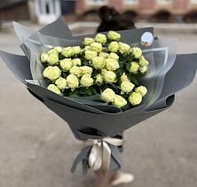 Букет Белые кустовые розы Солинеро в Бердске
