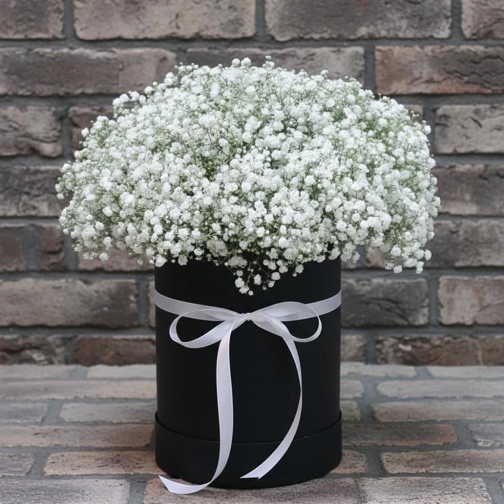 Цветочная композиция из Гипсофила в шляпной коробке в Бердске