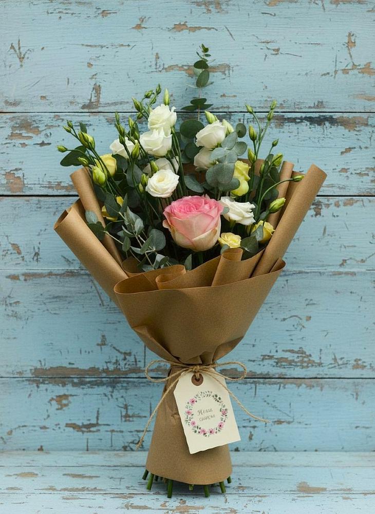 Букет цветов из: Розы и Лизиантусы в Бердске