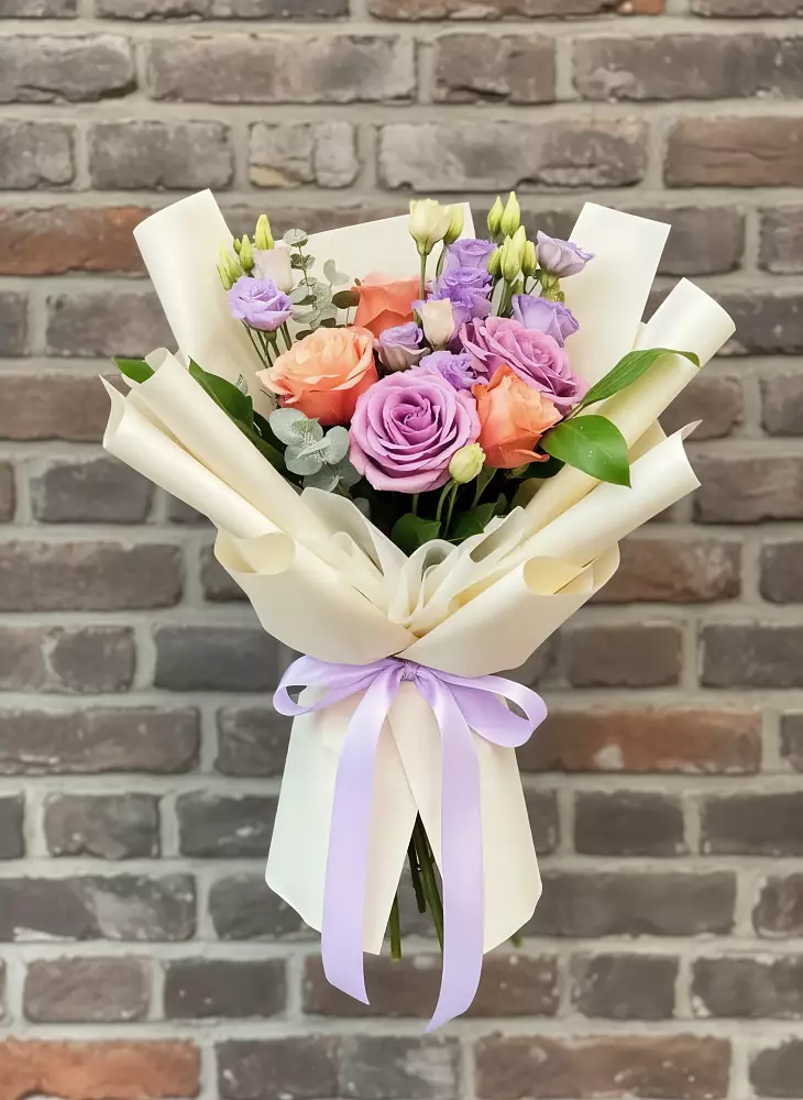 Букет цветов из: Лизиантусы и Розы в Бердске