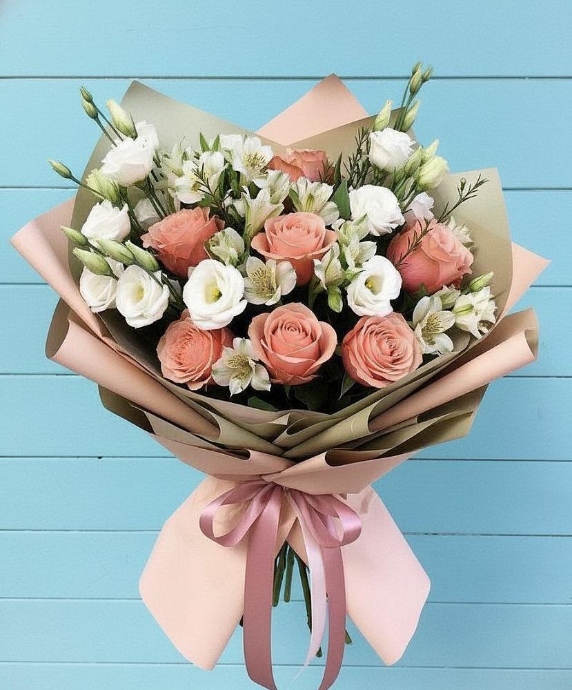 Букет цветов из: Розы, Альстромерии и Лизиантусы в Бердске