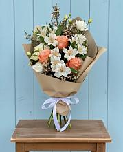 Букет цветов из:  Альстромерии, Лизиантусы, Розы и Хризантемы в Бердске