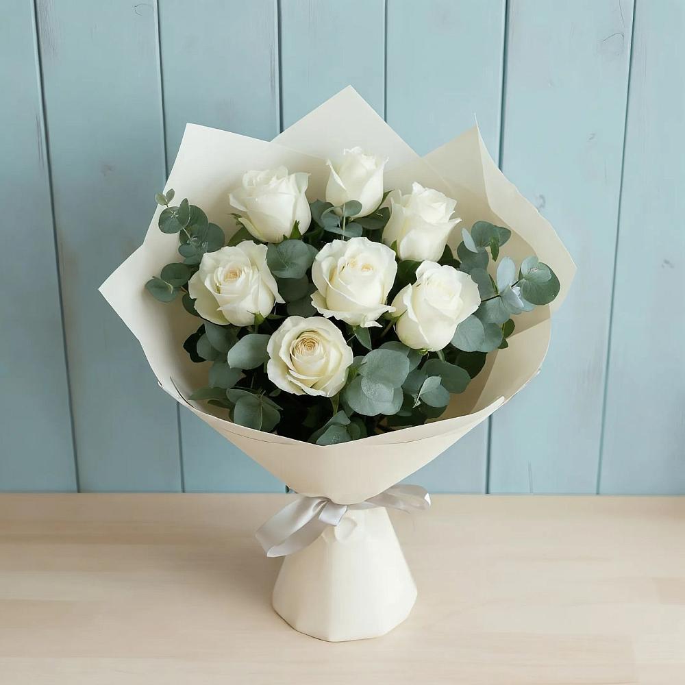 Букет Белые розы в Эвкалипте в Бердске