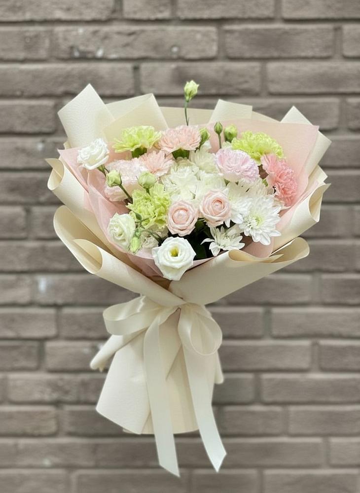 Букет цветов из: Гвоздики, Розы, Лизиантусы и Хризантемы в Бердске