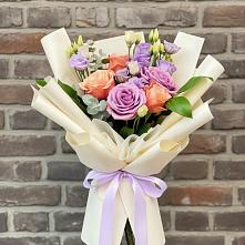 Букет цветов из:  Лизиантусы и Розы в Бердске