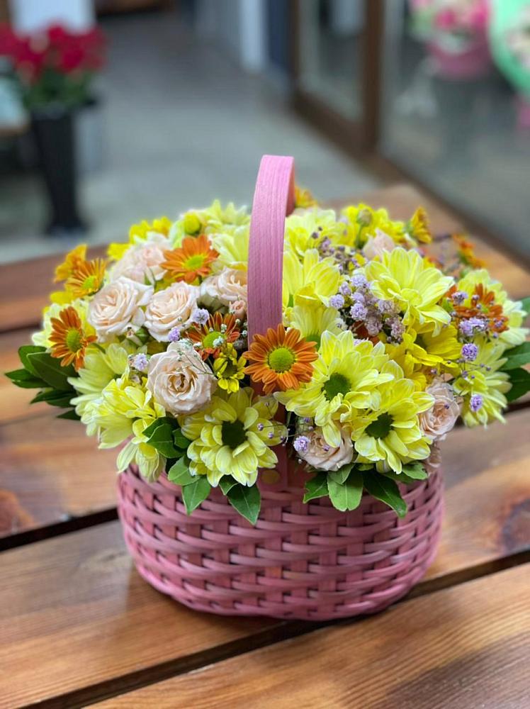 Цветочная композиция из Хризантемы и Розы в корзине в Бердске