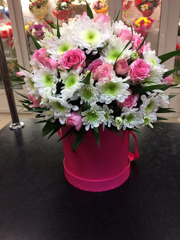 Цветочная композиция из Розы и Хризантемы в шляпной коробке в Бердске