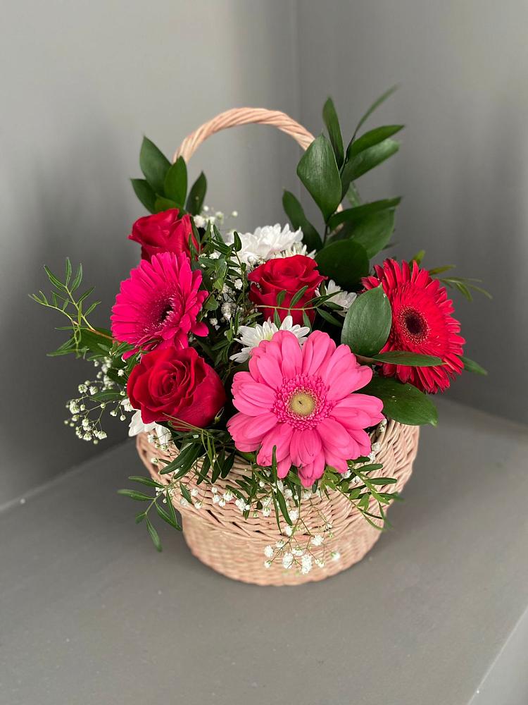 Цветочная композиция из Розы, Хризантемы и Герберы в корзине в Бердске