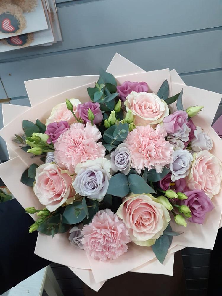 Букет цветов из: Розы, Гвоздики и Лизиантусы в Бердске