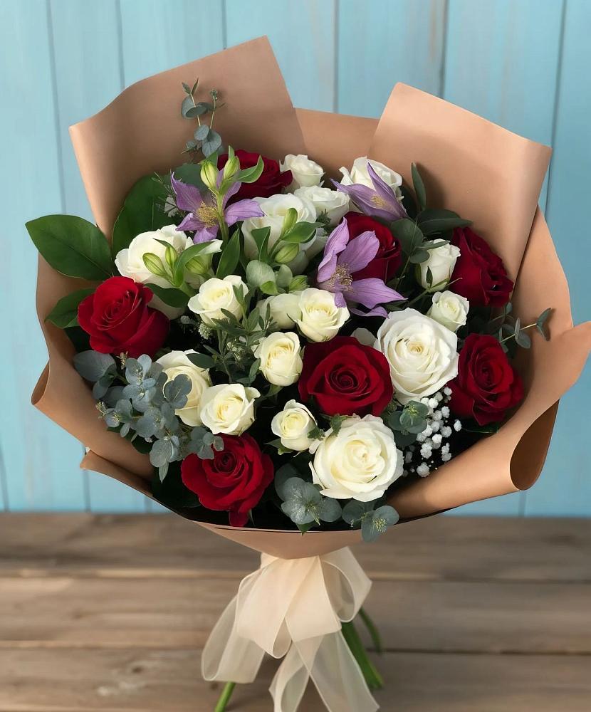 Букет цветов из: Розы и Альстромерии в Бердске