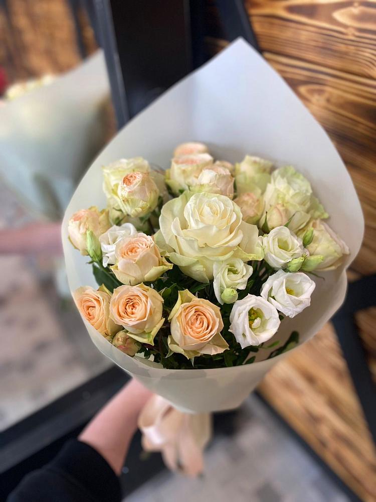 Букет цветов из: Розы и Лизиантусы в Бердске