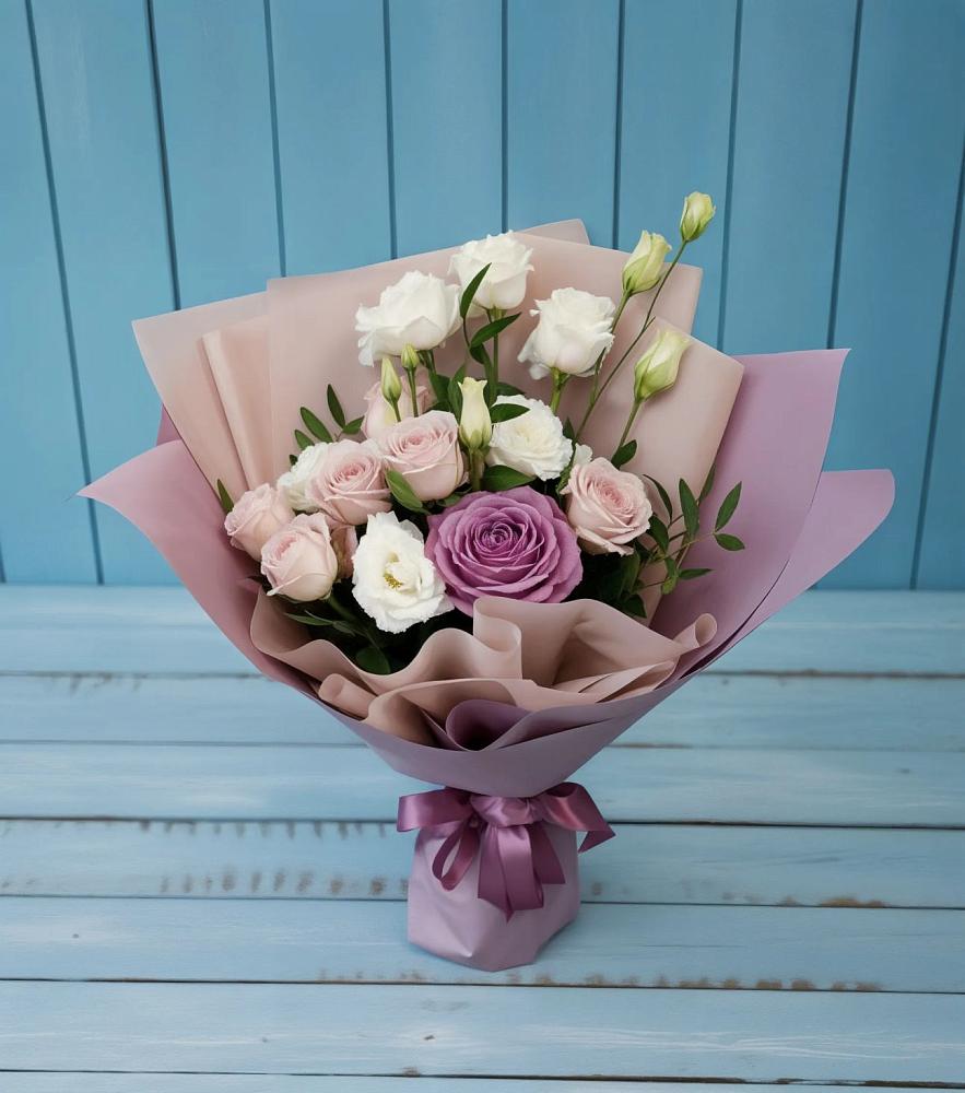 Букет цветов из: Розы и Лизиантусы в Бердске